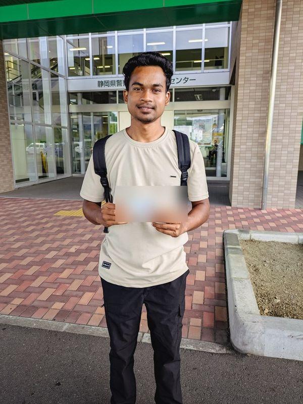 Xess Suman holding his Japanese large-vehicle licence